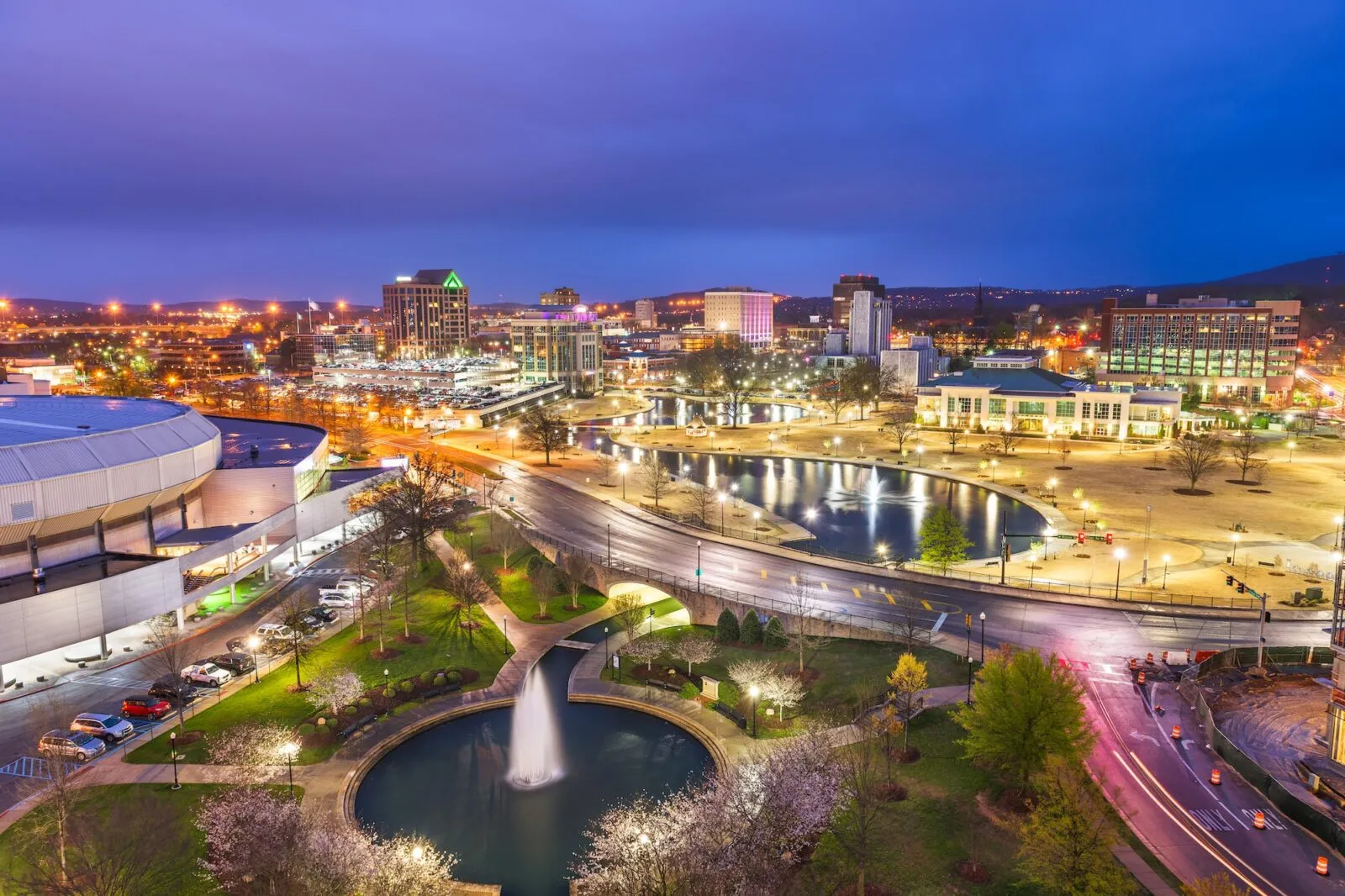 Huntsville, Alabama, USA park and Downtown Cityscape