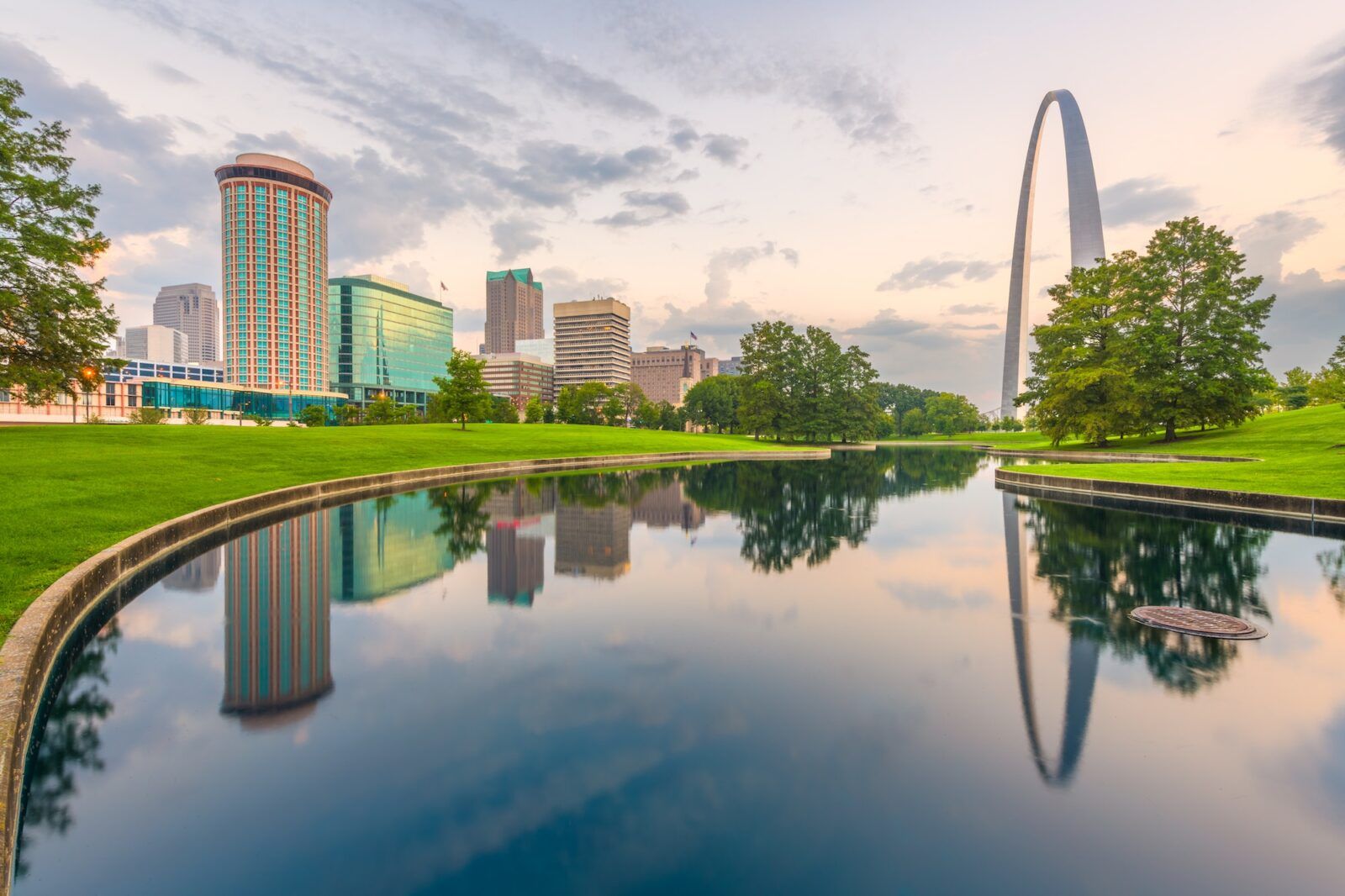 St. Louis, Missouri, USA city skyline and park